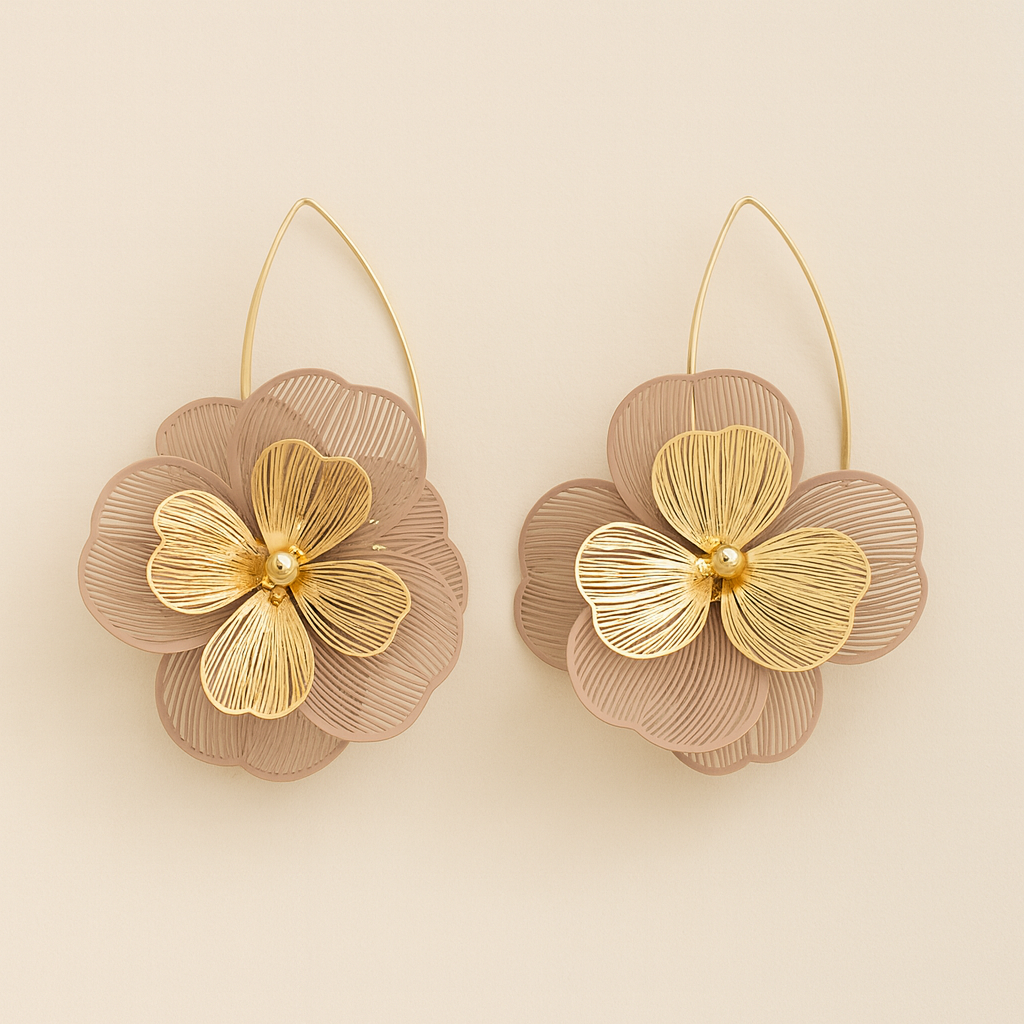 Pendientes Largos Flor Dorada con Hojas Nude · Elegantes y delicados