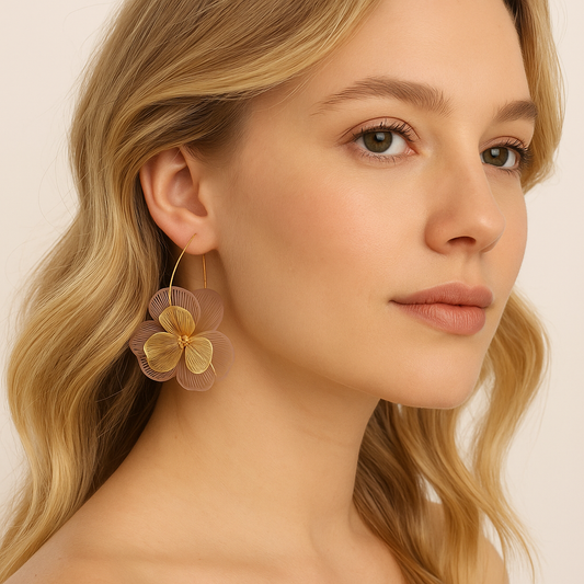 Pendientes Largos Flor Dorada con Hojas Nude · Elegantes y delicados