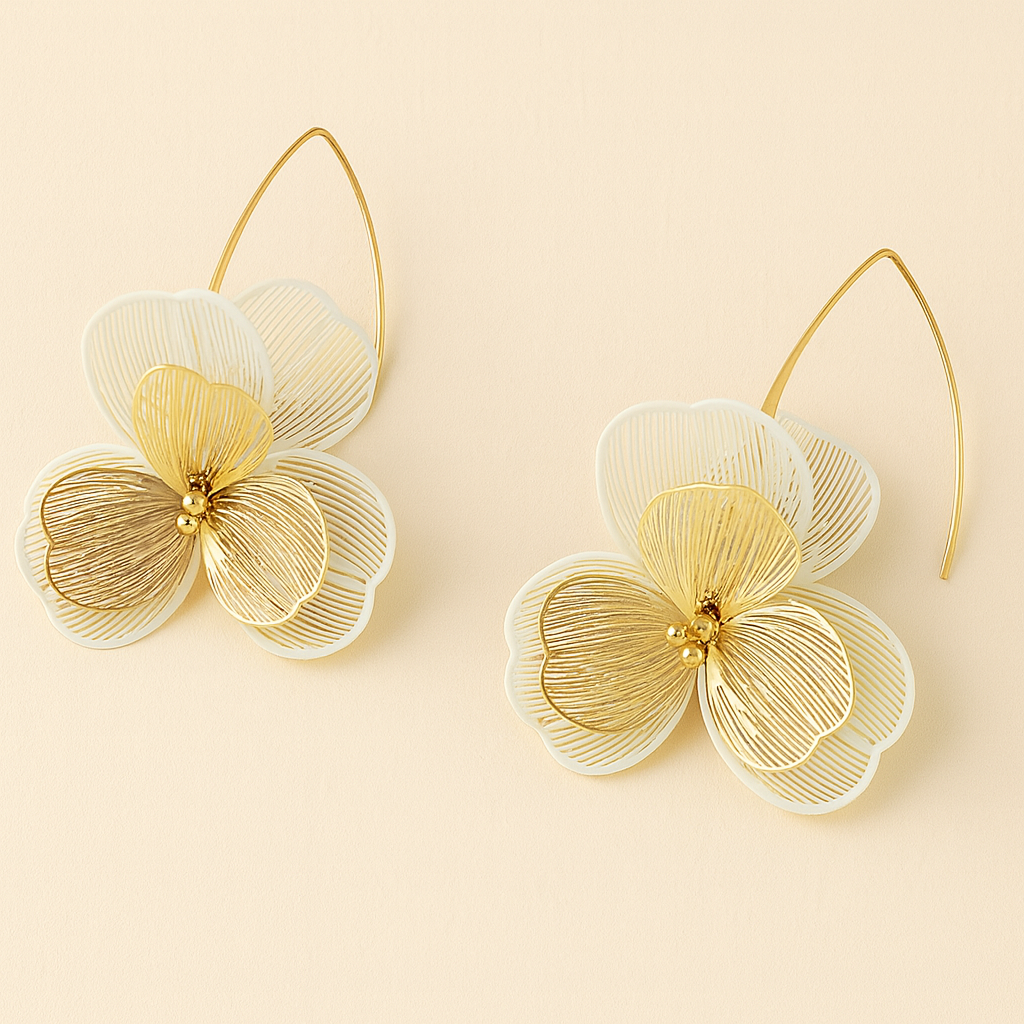 Pendientes Largos Flor Dorada con Hojas Blancas · Luminosos y sofisticados