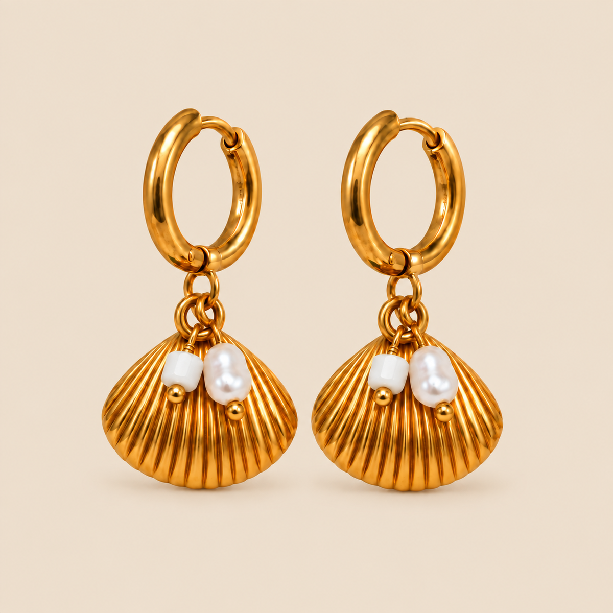 Boucles d'oreilles avec pendentifs · Créoles étoile dorée