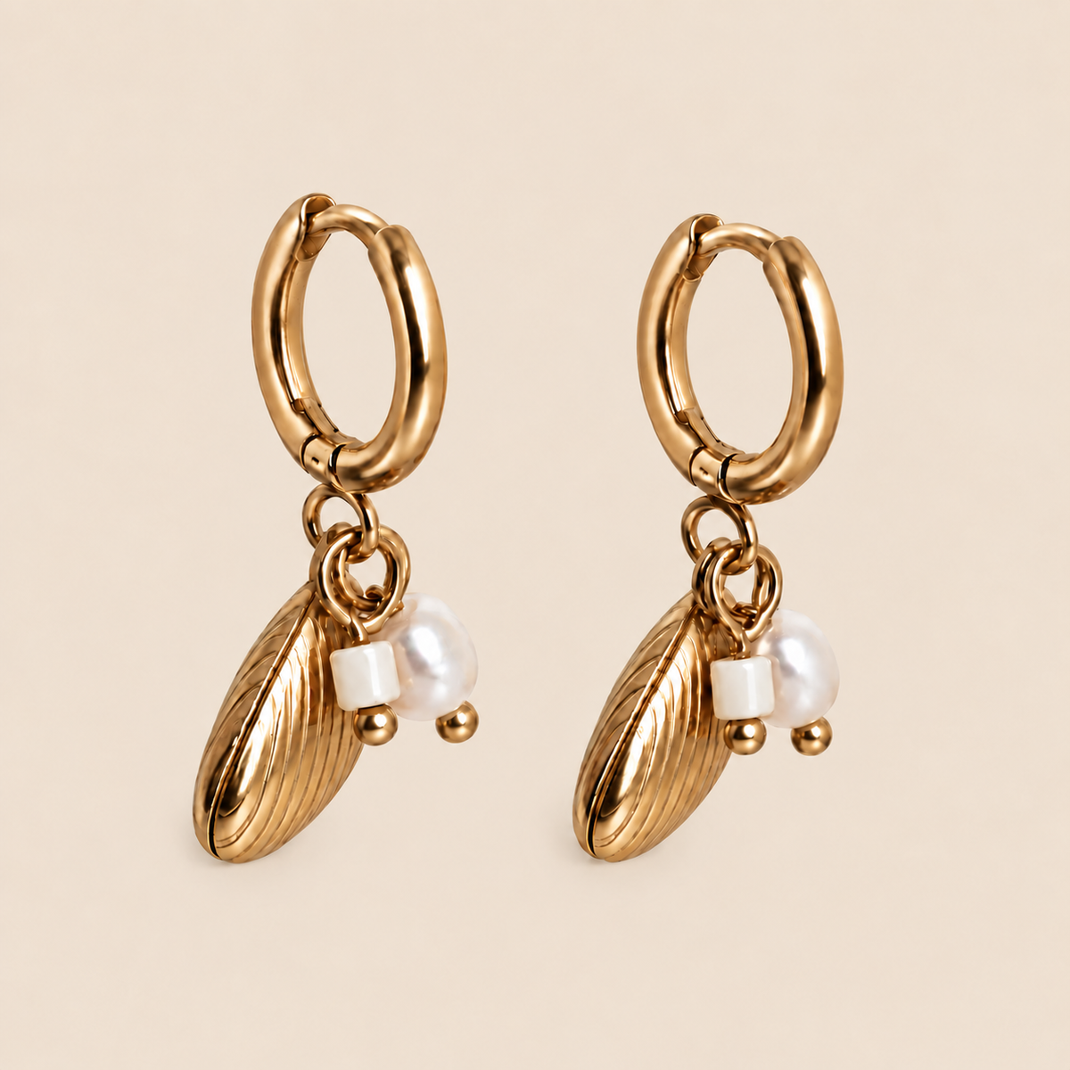 Boucles d'oreilles avec pendentifs · Créoles étoile dorée