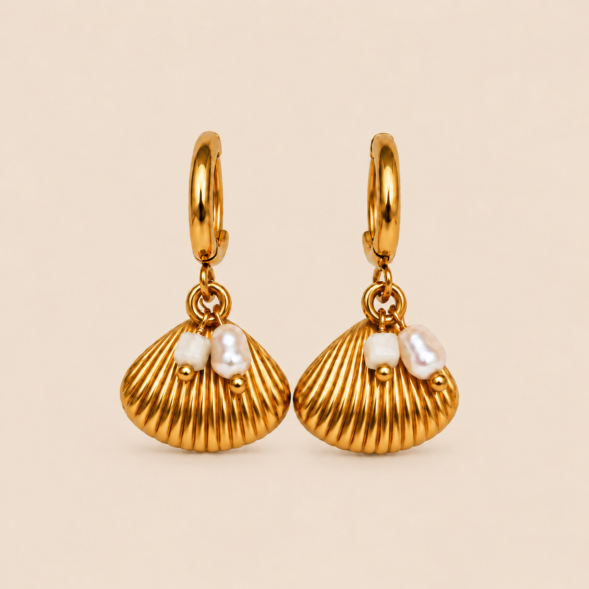 Boucles d'oreilles avec pendentifs · Créoles étoile dorée