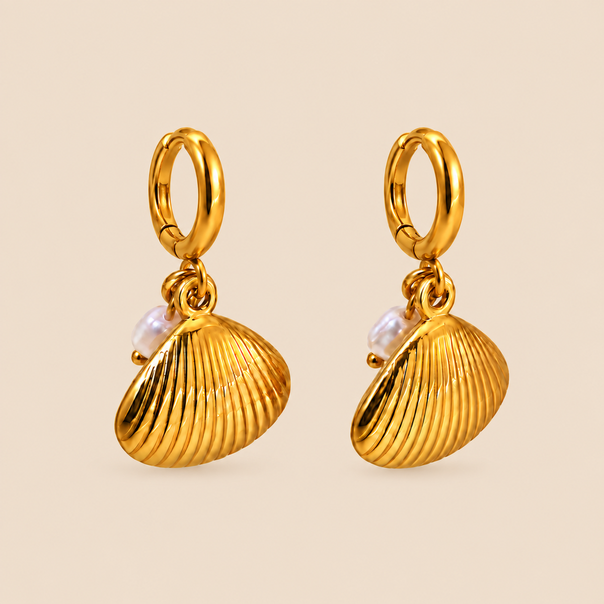 Ohrringe mit Anhängern · Goldene Sterncreolen