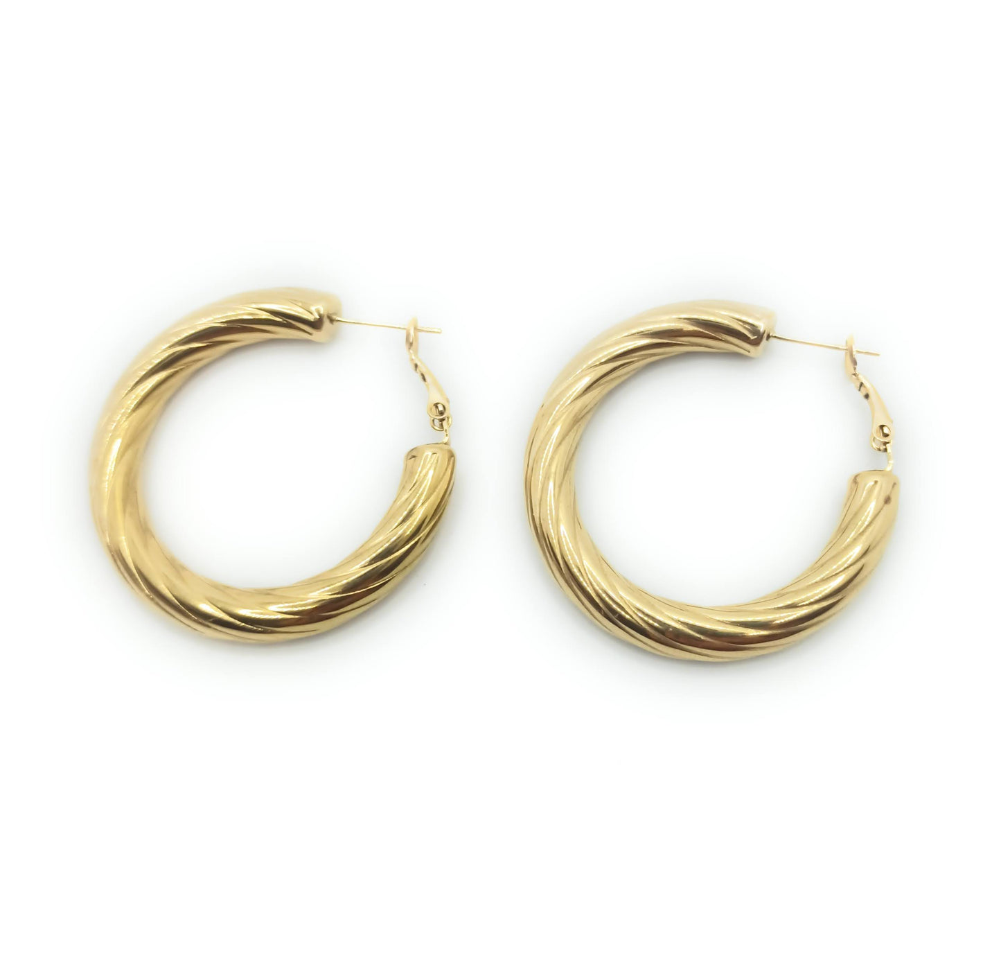 Pendientes de aro dorado con relieve texturizado, diseño moderno y elegante de 3,5 cm.