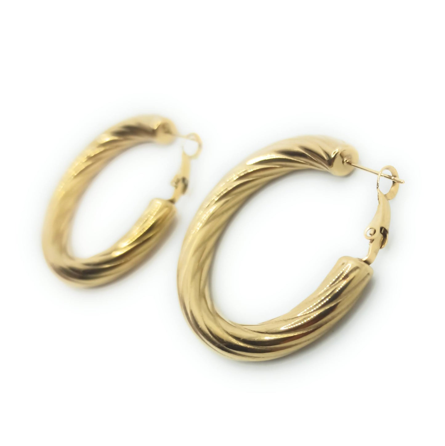 Pendientes de aro dorado con relieve texturizado, diseño moderno y elegante de 3,5 cm.