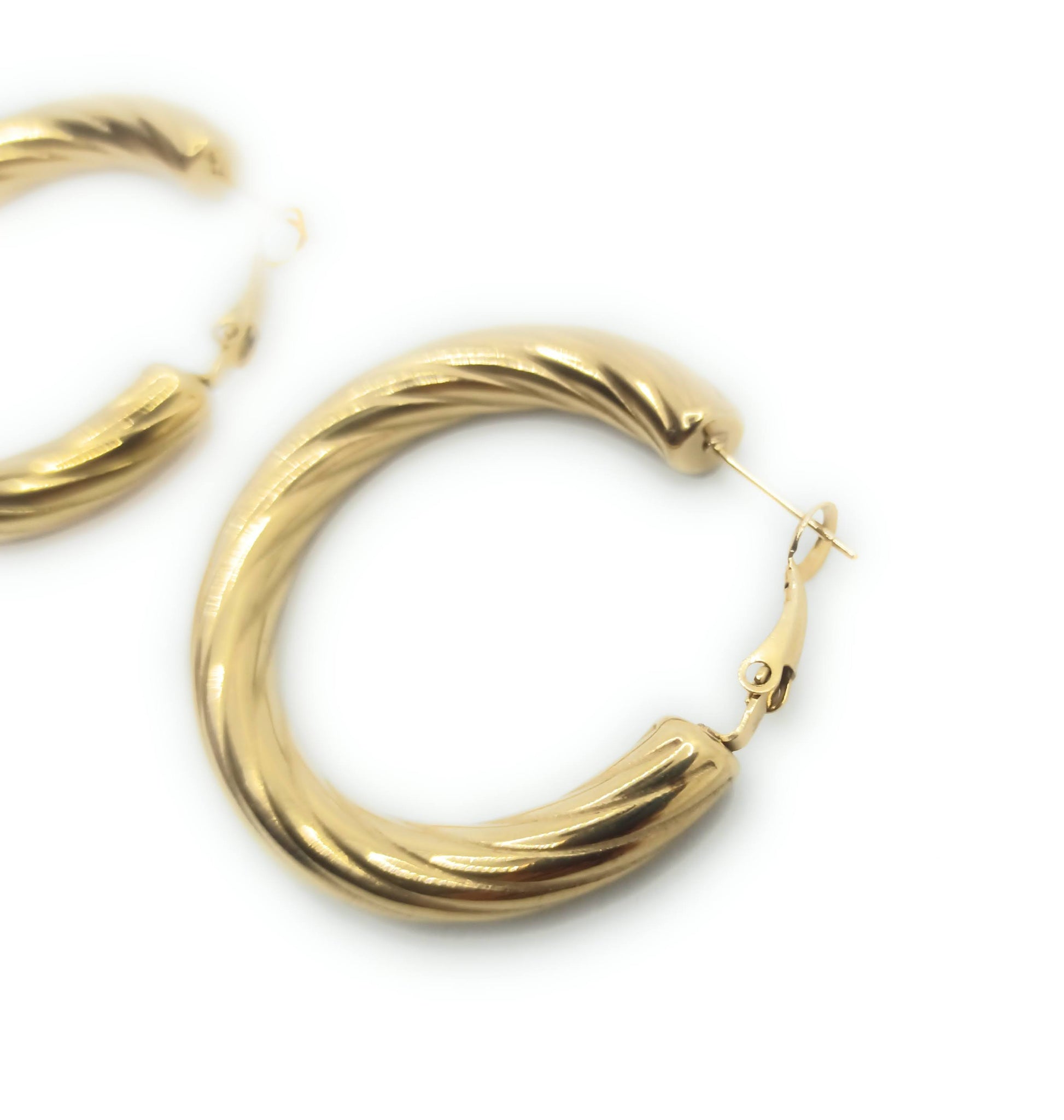 Pendientes de aro dorado con relieve texturizado, diseño moderno y elegante de 3,5 cm.