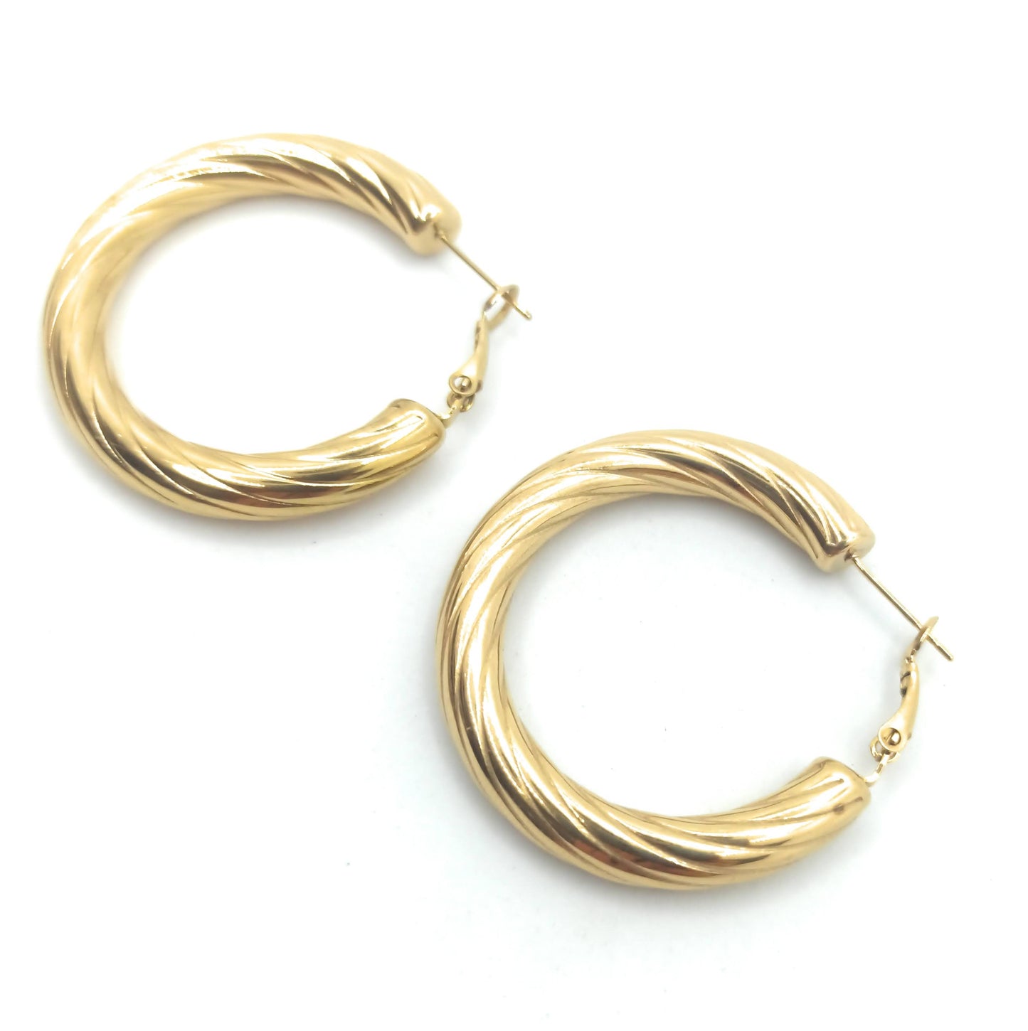 Pendientes de aro dorado con relieve texturizado, diseño moderno y elegante de 3,5 cm.