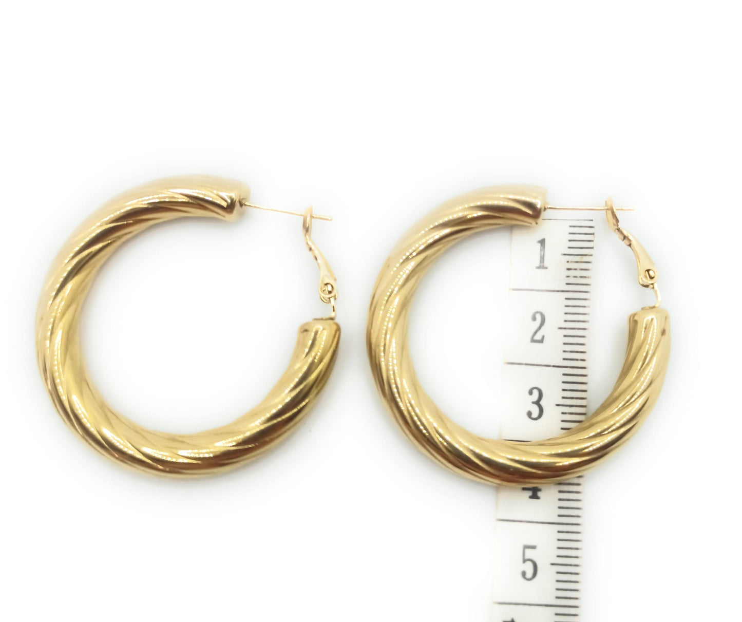 Pendientes de aro dorado con relieve texturizado, diseño moderno y elegante de 3,5 cm.