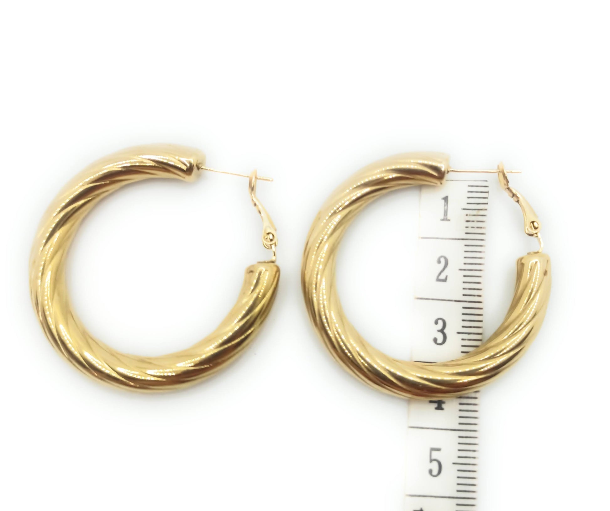 Pendientes de aro dorado con relieve texturizado, diseño moderno y elegante de 3,5 cm.