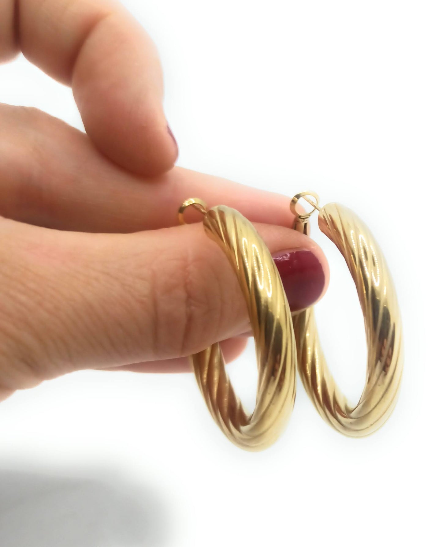 Pendientes de aro dorado con relieve texturizado, diseño moderno y elegante de 3,5 cm.