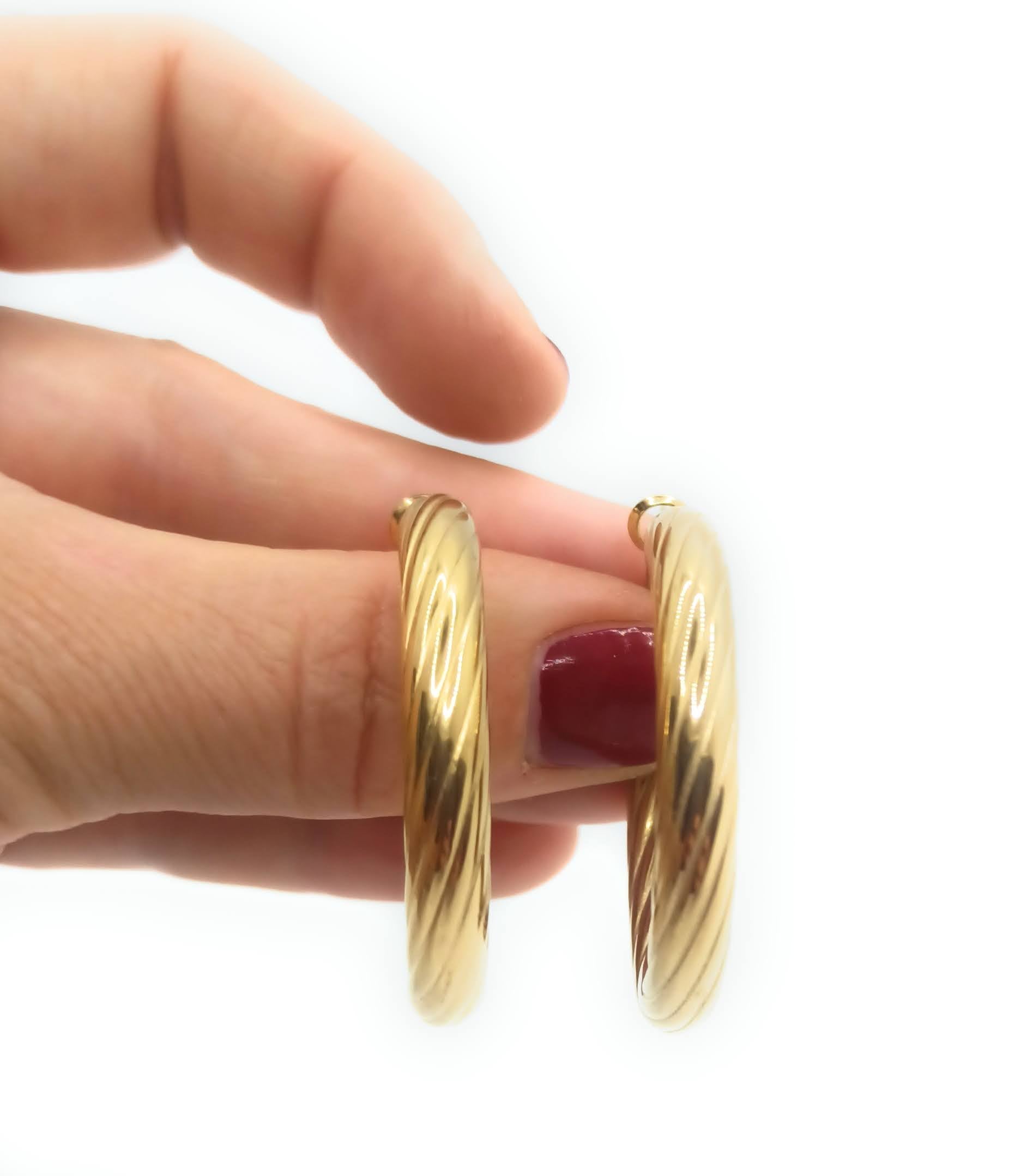 Pendientes de aro dorado con relieve texturizado, diseño moderno y elegante de 3,5 cm.