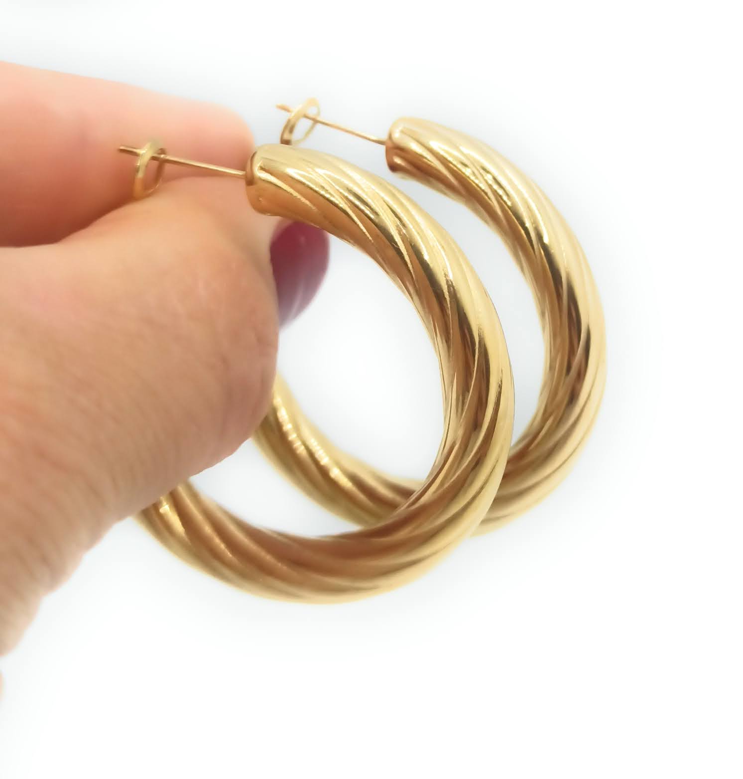 Pendientes de aro dorado con relieve texturizado, diseño moderno y elegante de 3,5 cm.