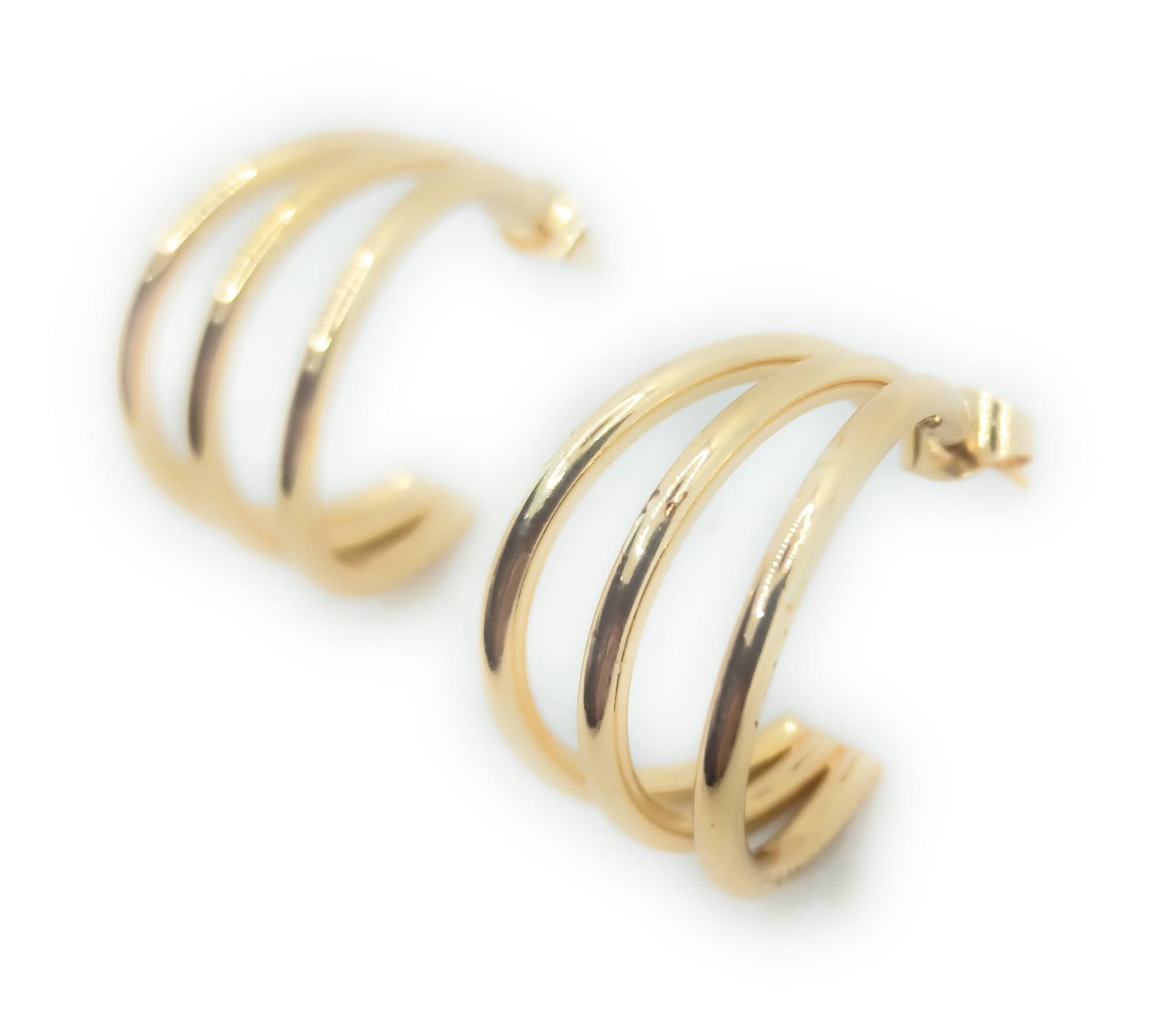 Pendientes de aro triple de acero inoxidable dorado, diseño minimalista y elegante con acabado brillante