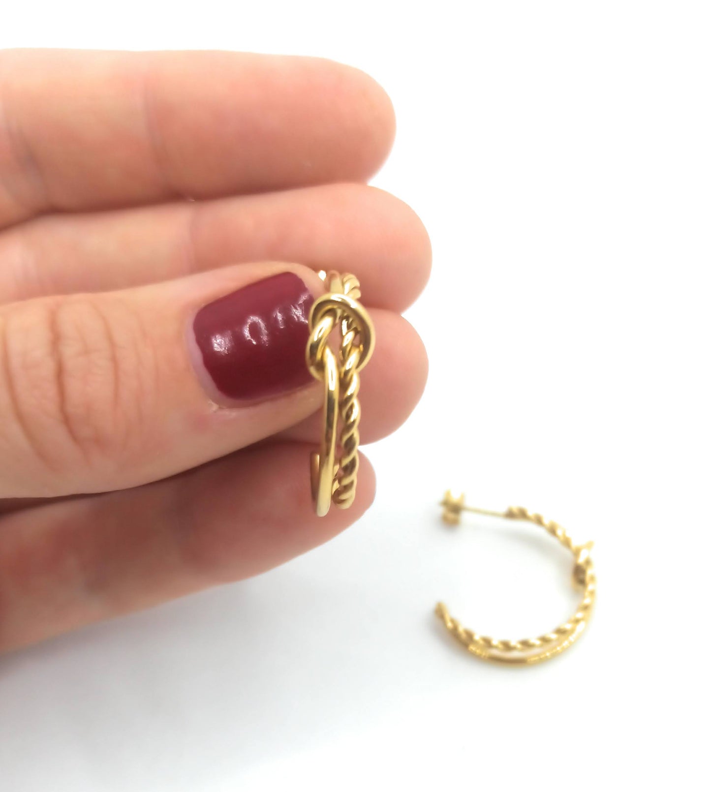 Pendientes Aro Doble Dorados con Nudo · Elegantes, ligeros y de tendencia