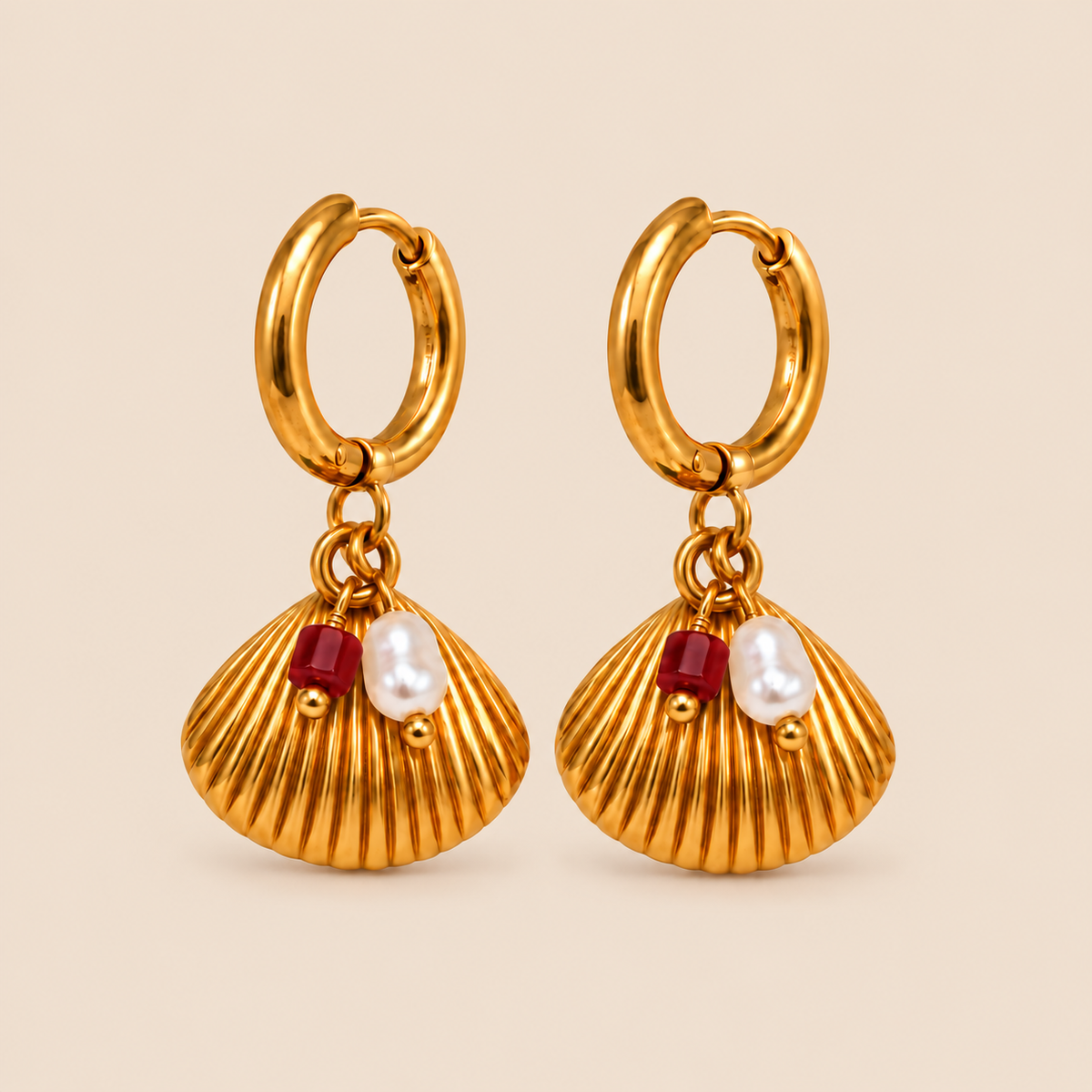 Pendientes dorados con concha del Camino de Santiago, detalle perlado y rojo