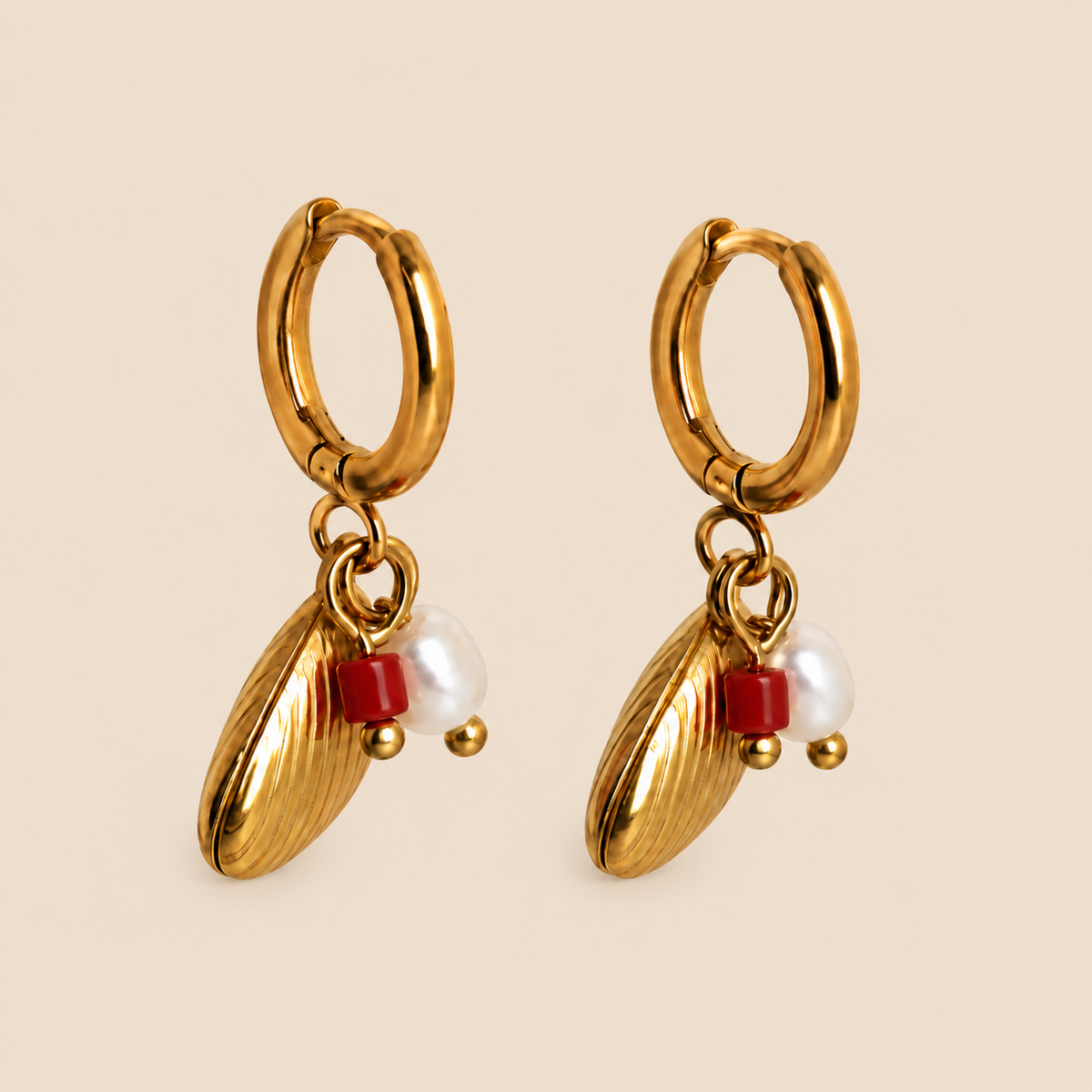 Pendientes dorados con concha del Camino de Santiago, detalle perlado y rojo