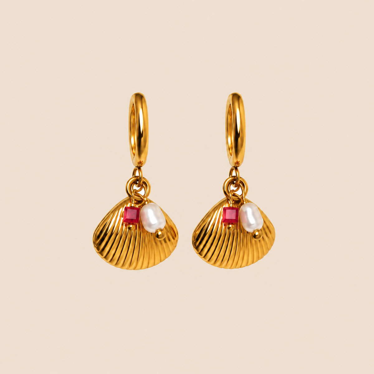 Pendientes dorados con concha del Camino de Santiago, detalle perlado y rojo