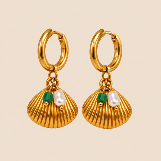 Pendientes dorados con concha del Camino de Santiago, detalle perlado y verde