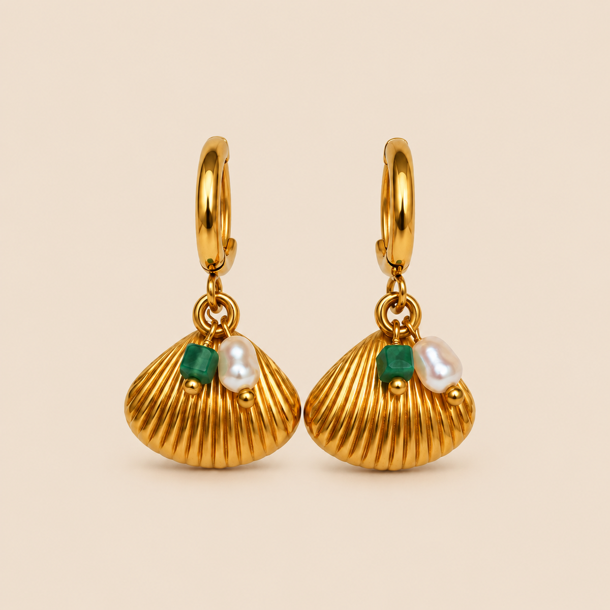 Ohrringe mit Anhängern · Goldene Sterncreolen