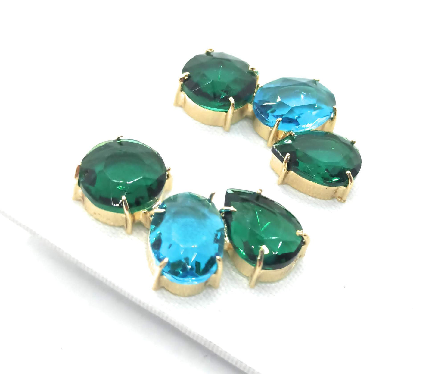 Pendientes Largos con Cristales de Colores · Verde Celeste Esmeralda