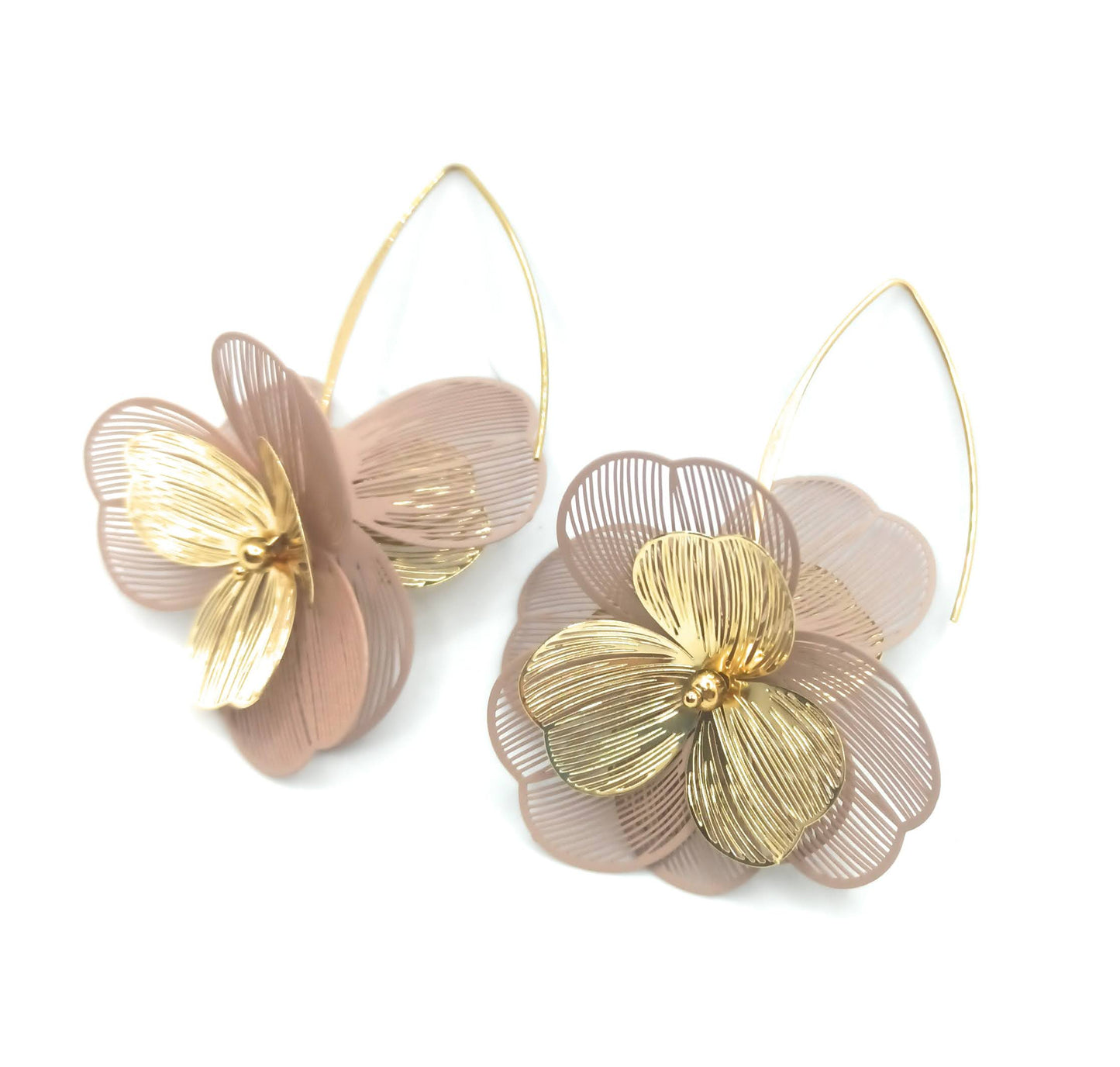 Pendientes Largos Flor Dorada con Hojas Nude · Elegantes y delicados