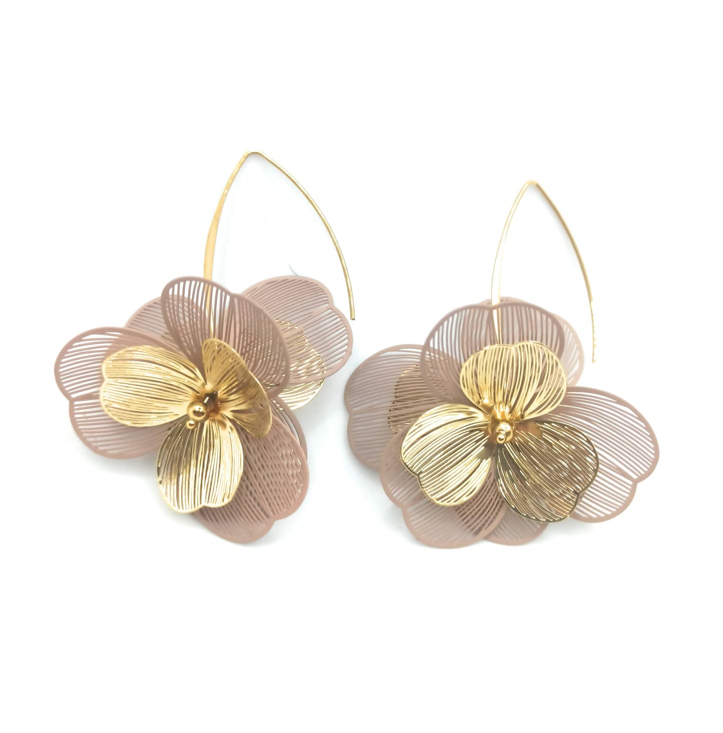 Pendientes Largos Flor Dorada con Hojas Nude · Elegantes y delicados