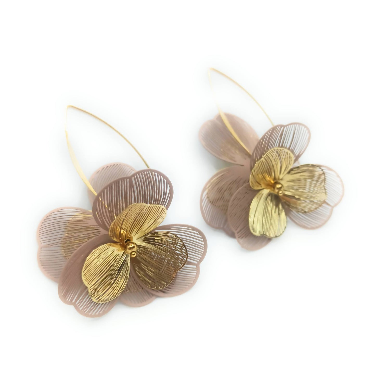 Pendientes Largos Flor Dorada con Hojas Nude · Elegantes y delicados
