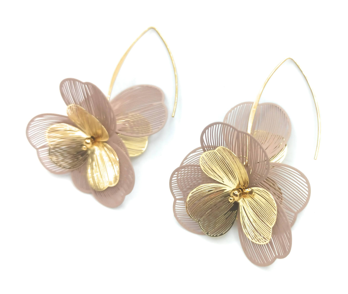 Pendientes Largos Flor Dorada con Hojas Nude · Elegantes y delicados