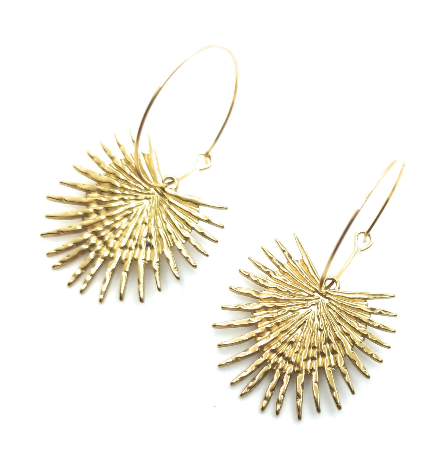 Pendientes largos de aro con colgante de hoja de palmera dorada en relieve, elegantes y ligeros.