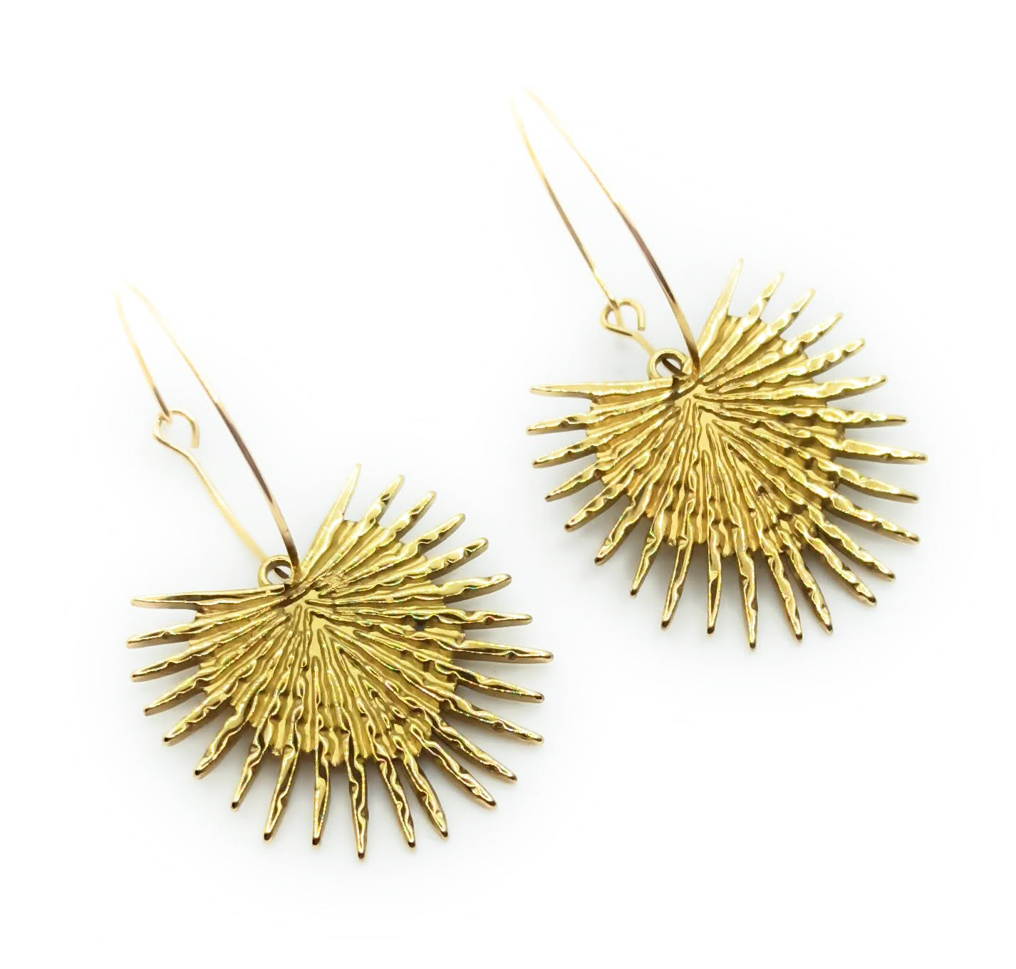 Pendientes largos de aro con colgante de hoja de palmera dorada en relieve, elegantes y ligeros.