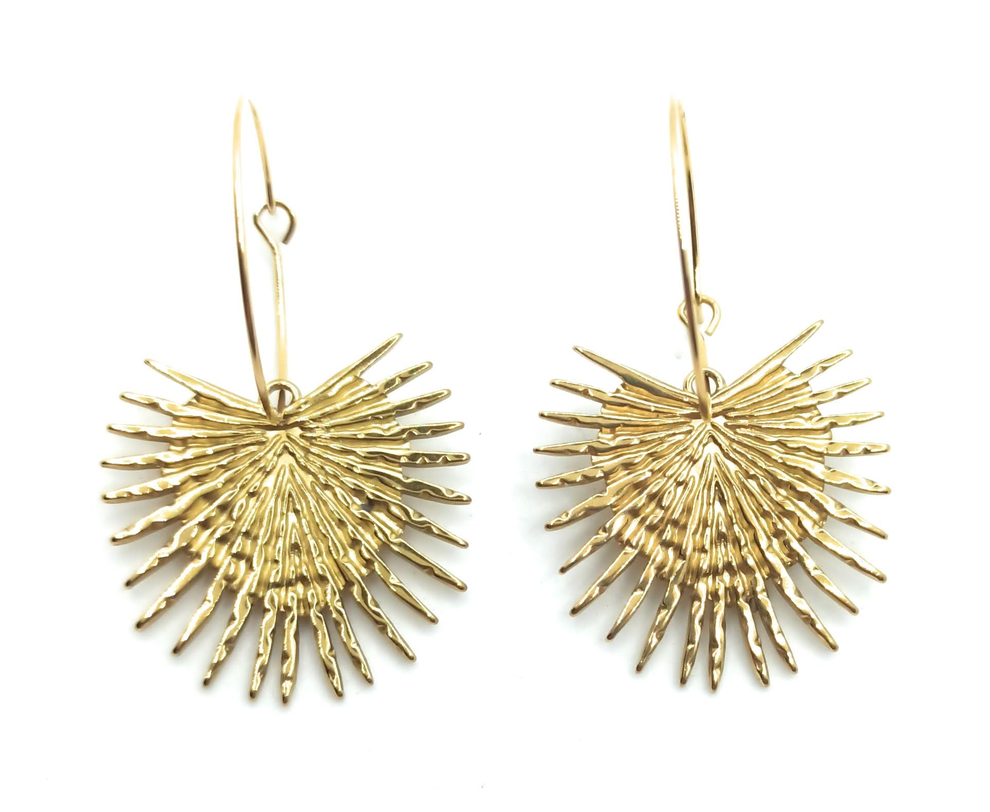 Pendientes largos de aro con colgante de hoja de palmera dorada en relieve, elegantes y ligeros.