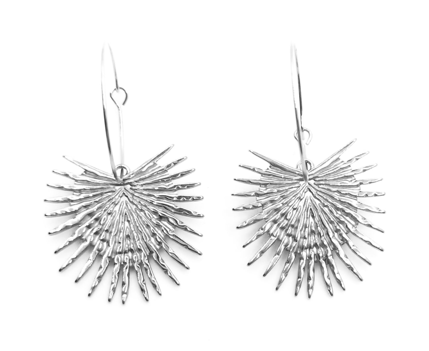 Pendientes Largos de Aro con Colgante de Hoja de Palmera Plateada · Elegantes y ligeros (Copia)