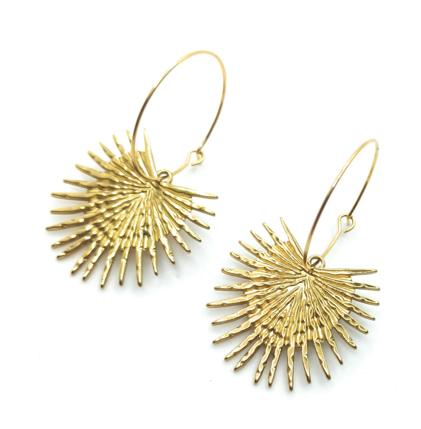 Pendientes largos de aro con colgante de hoja de palmera dorada en relieve, elegantes y ligeros.