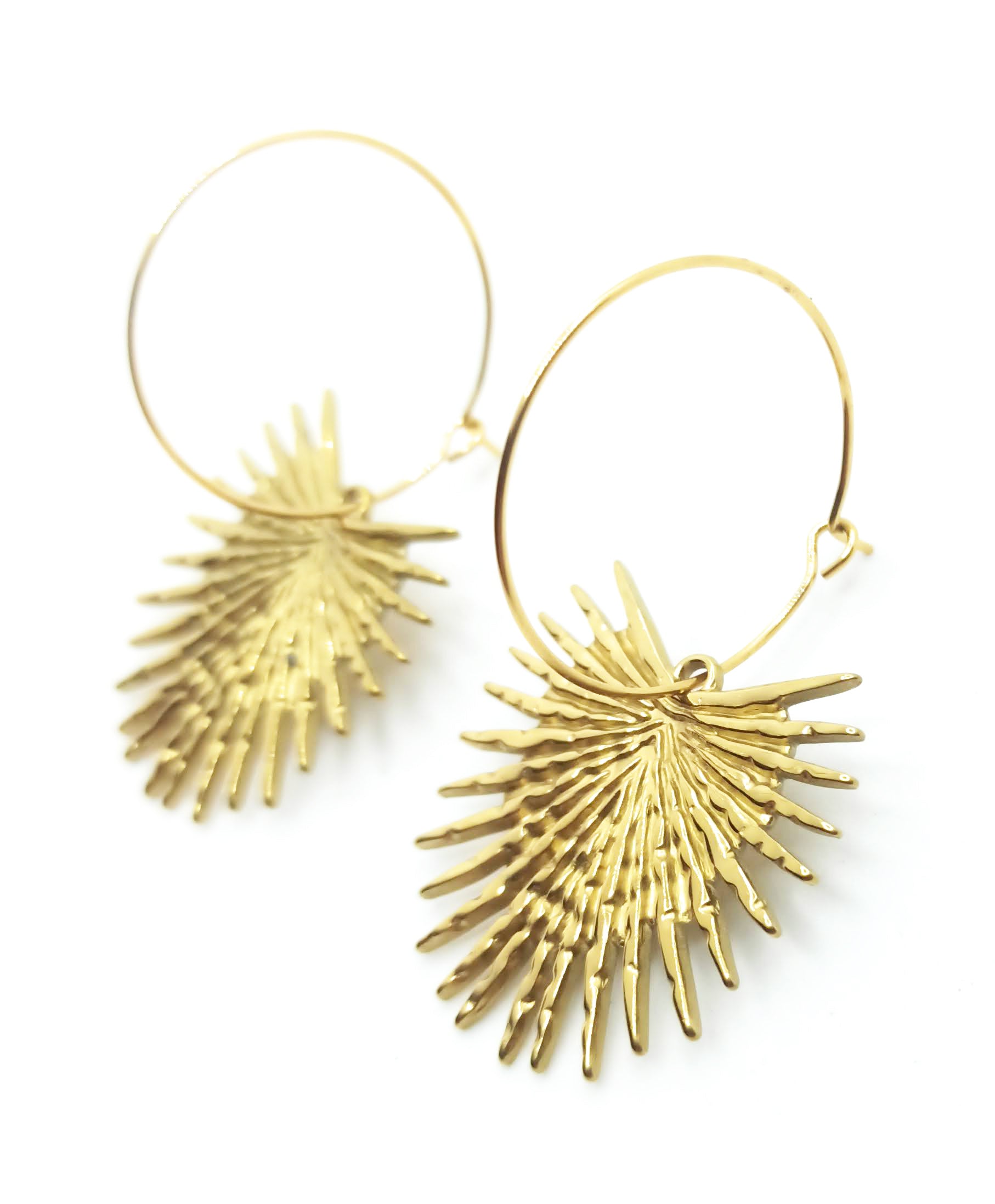 Pendientes largos de aro con colgante de hoja de palmera dorada en relieve, elegantes y ligeros.