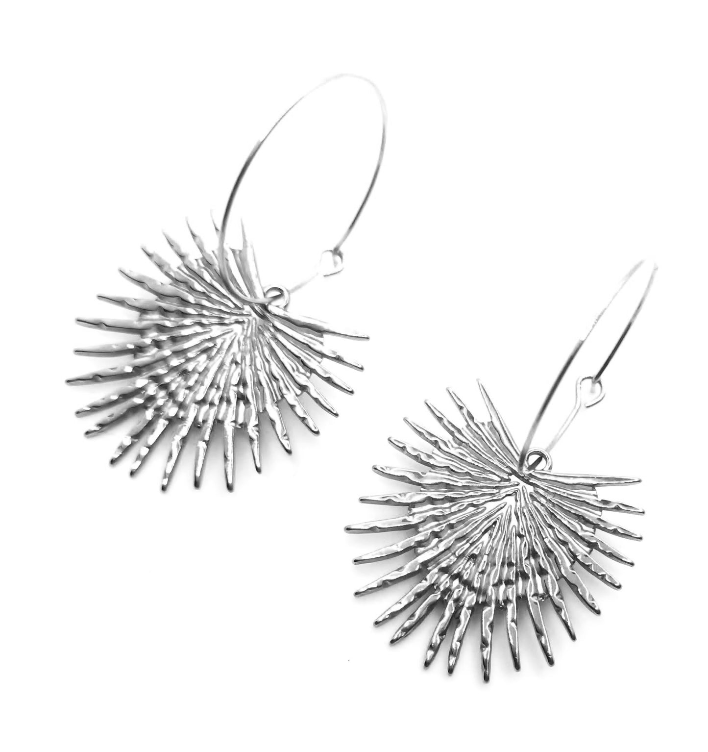 Pendientes Largos de Aro con Colgante de Hoja de Palmera Plateada · Elegantes y ligeros (Copia)