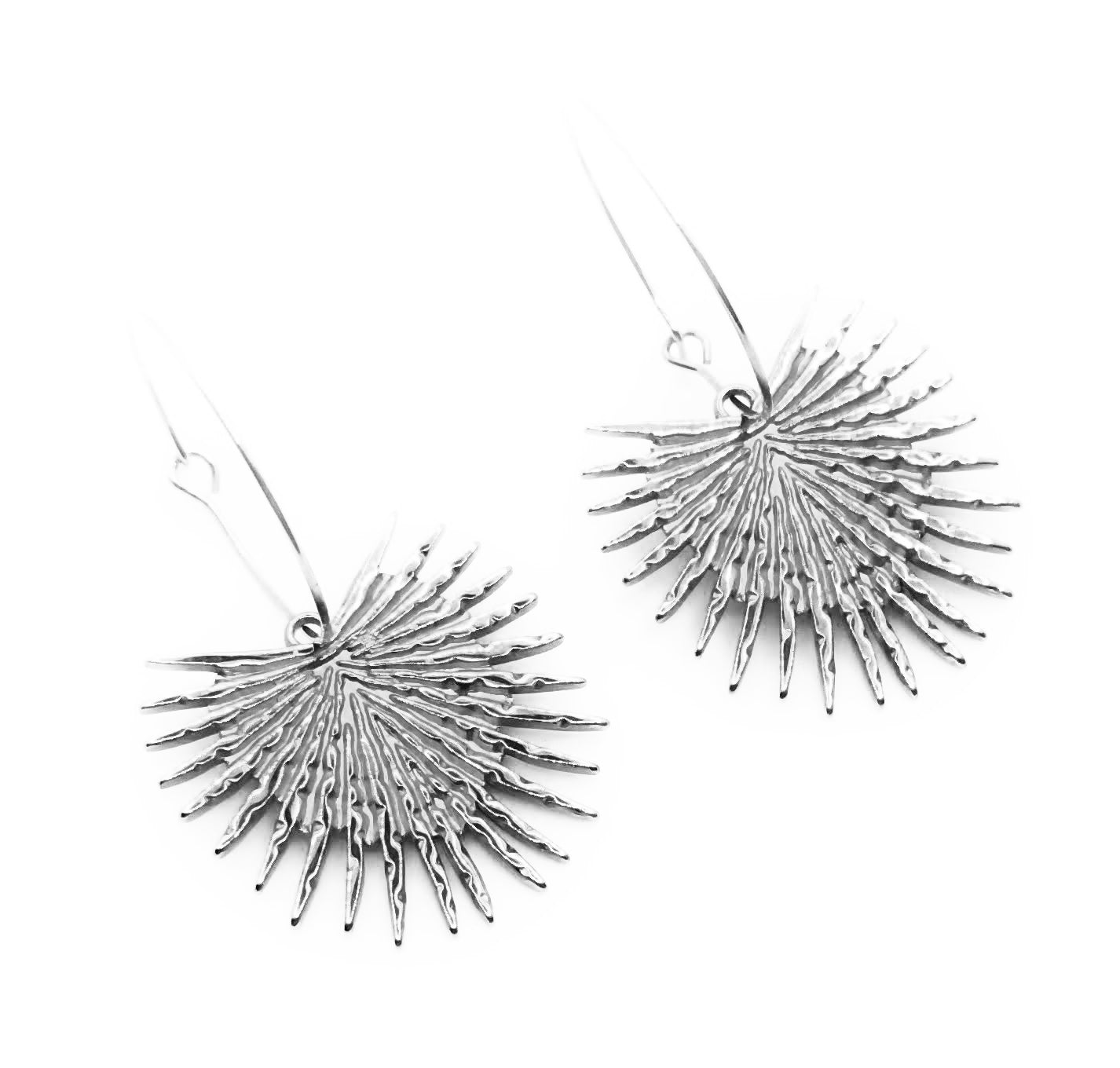 Pendientes Largos de Aro con Colgante de Hoja de Palmera Plateada · Elegantes y ligeros (Copia)