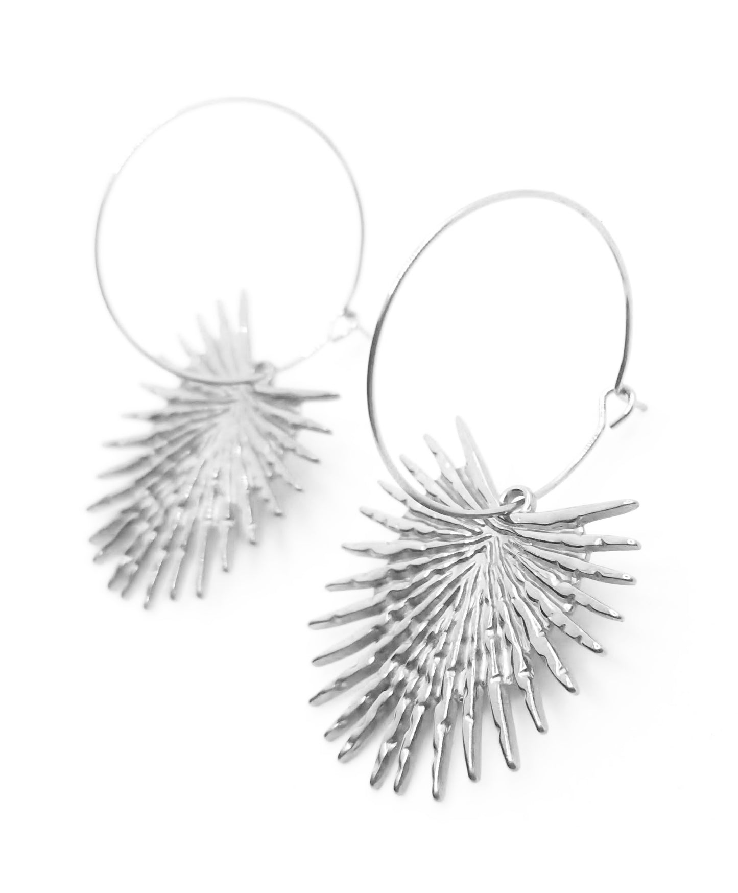 Pendientes Largos de Aro con Colgante de Hoja de Palmera Plateada · Elegantes y ligeros (Copia)
