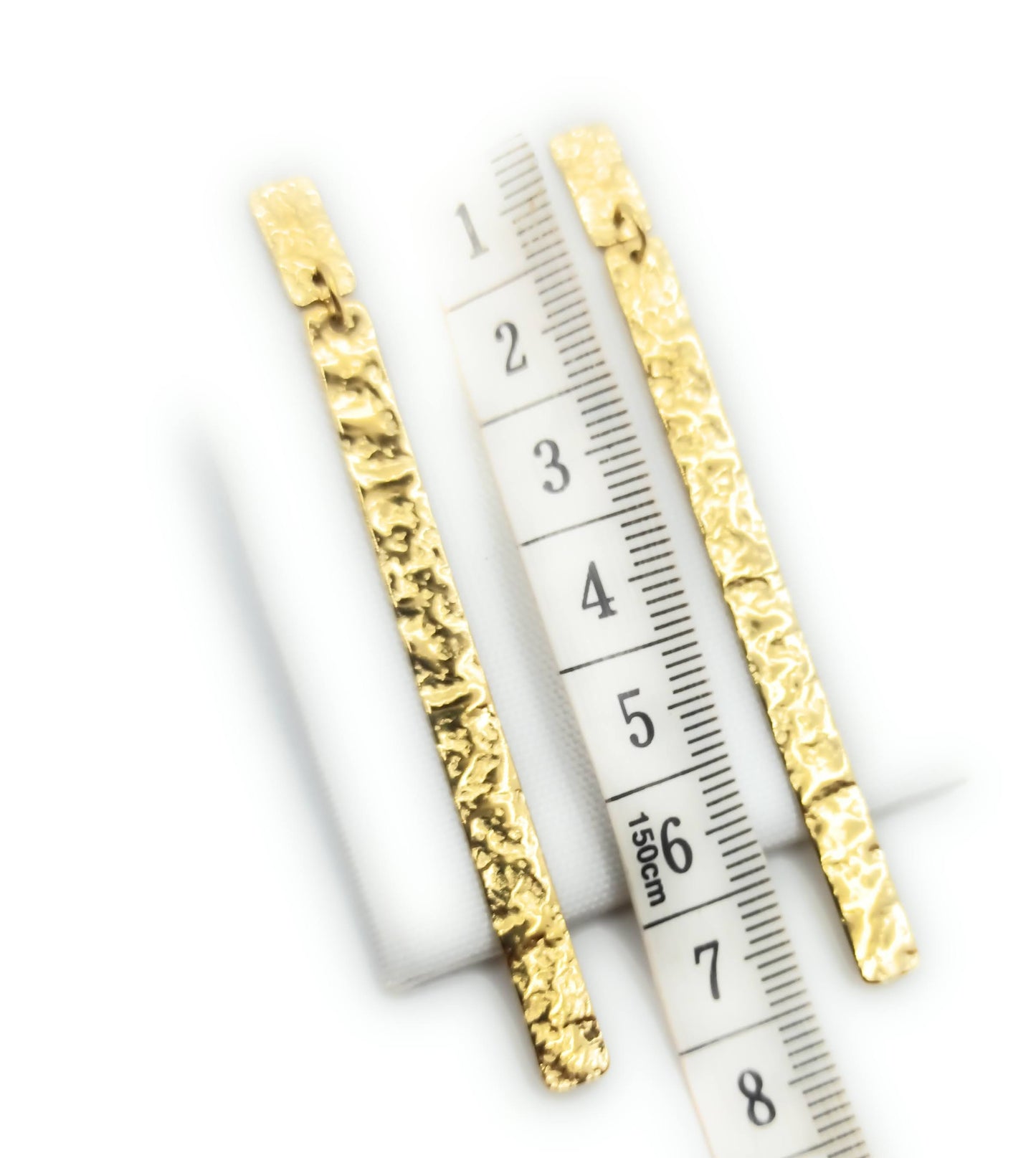 Pendientes Largos Dorados Artesanos de oro tallado · Elegancia ligera y artesanal