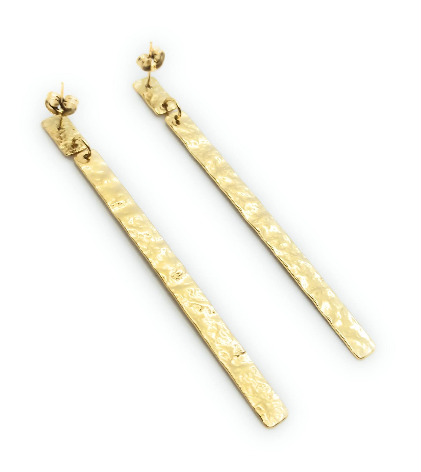 Pendientes Largos Dorados Artesanos de oro tallado · Elegancia ligera y artesanal