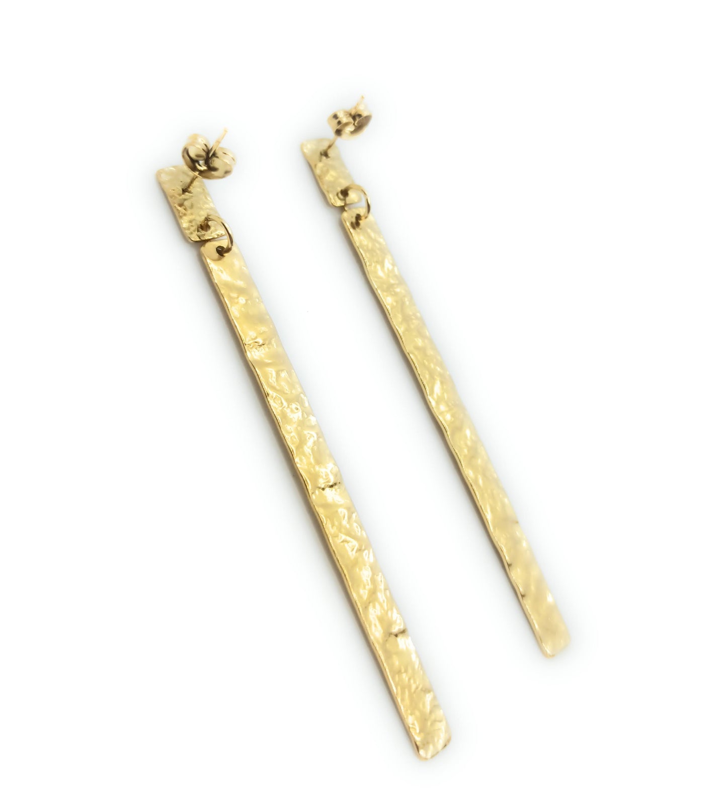 Pendientes Largos Dorados Artesanos de oro tallado · Elegancia ligera y artesanal