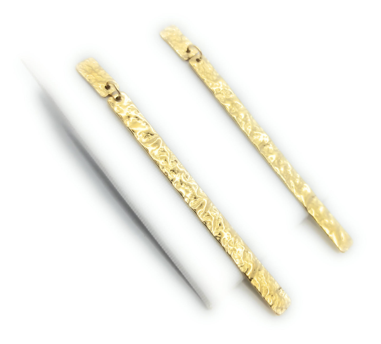 Pendientes Largos Dorados Artesanos de oro tallado · Elegancia ligera y artesanal