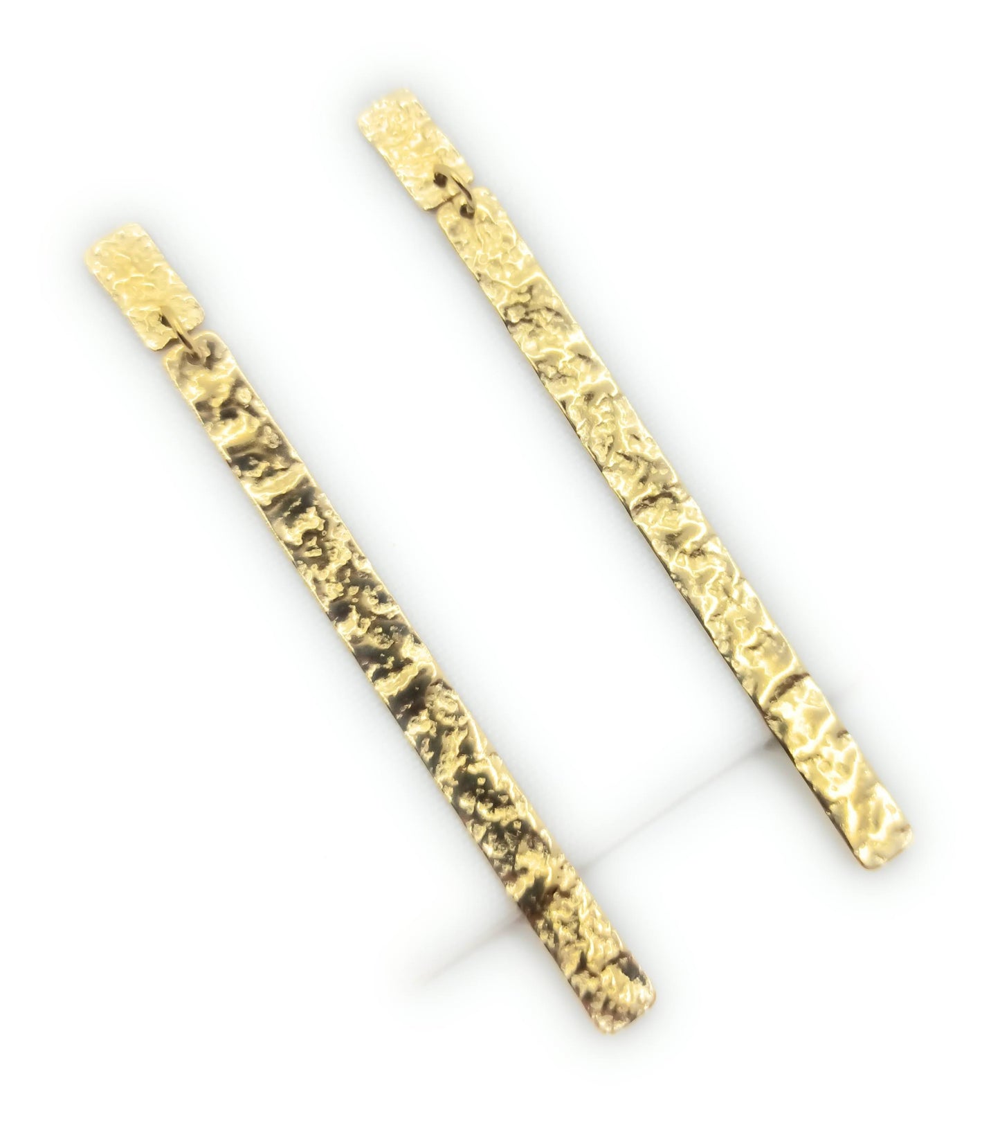 Pendientes Largos Dorados Artesanos de oro tallado · Elegancia ligera y artesanal