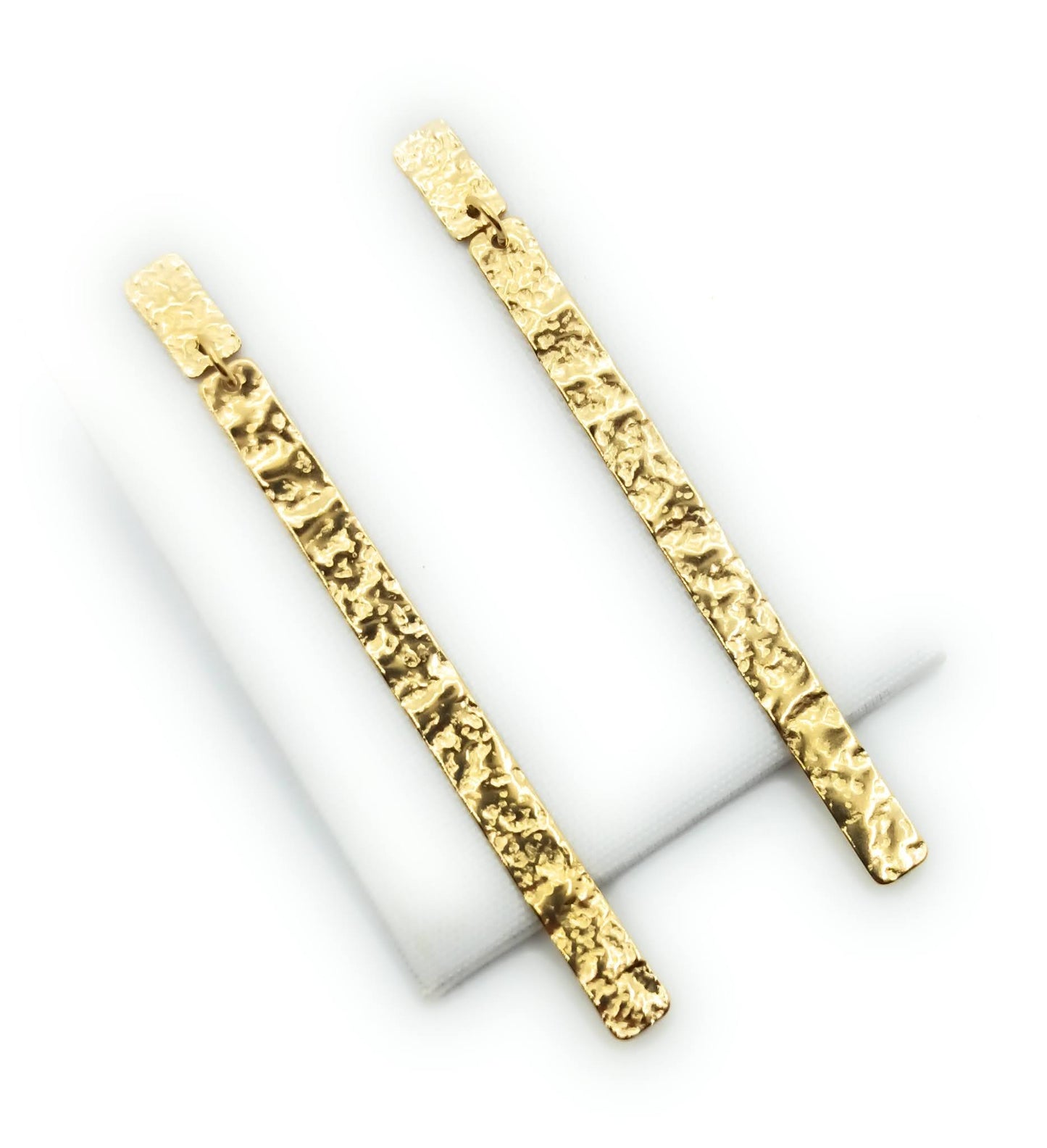 Pendientes Largos Dorados Artesanos de oro tallado · Elegancia ligera y artesanal