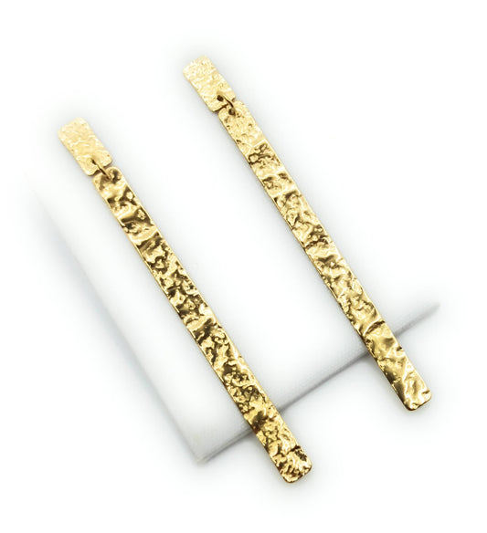 Pendientes Largos Dorados Artesanos de oro tallado · Elegancia ligera y artesanal