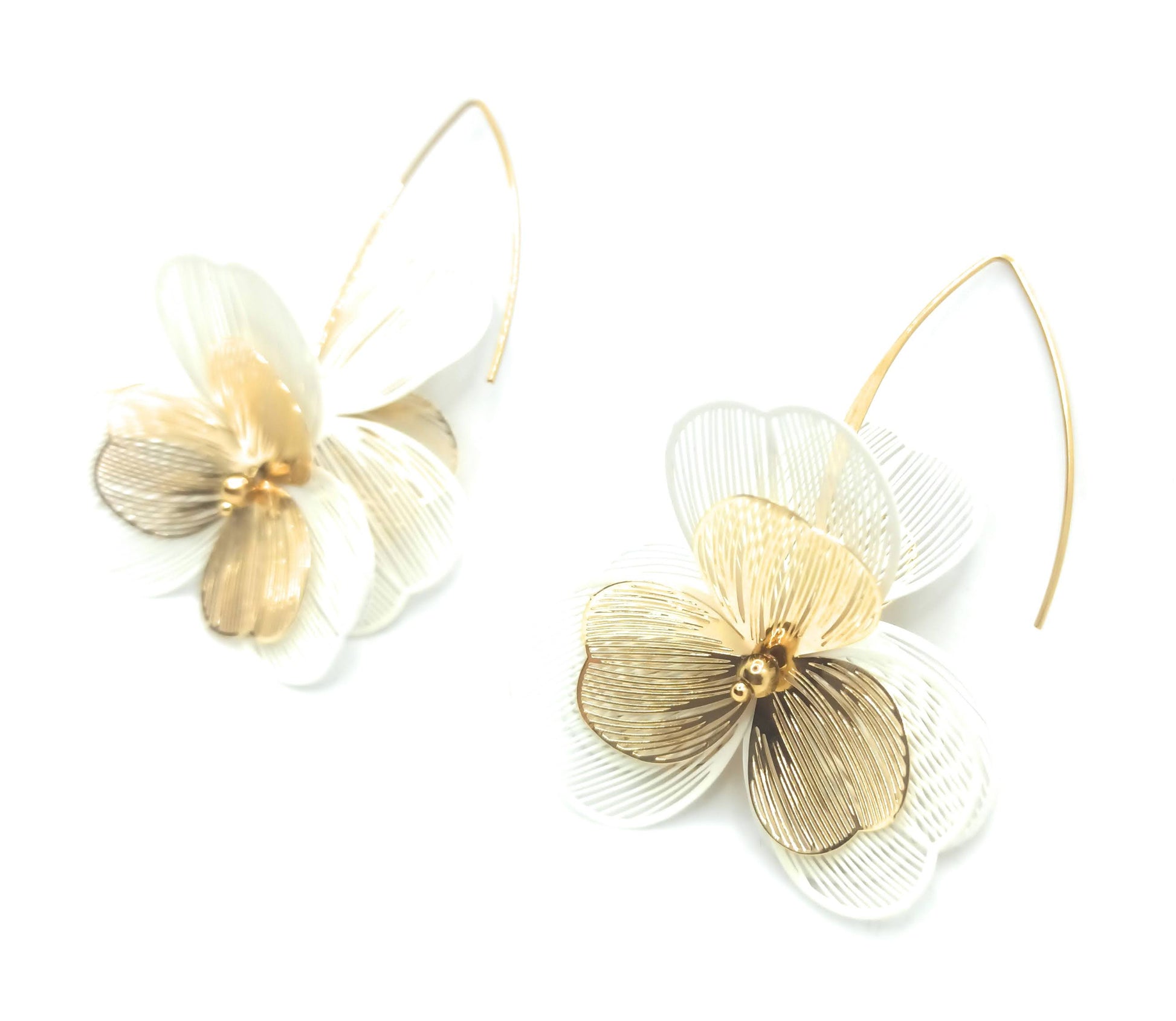 Pendientes largos dorados de acero inoxidable con flor y hojas blancas, estilo luminoso y sofisticado