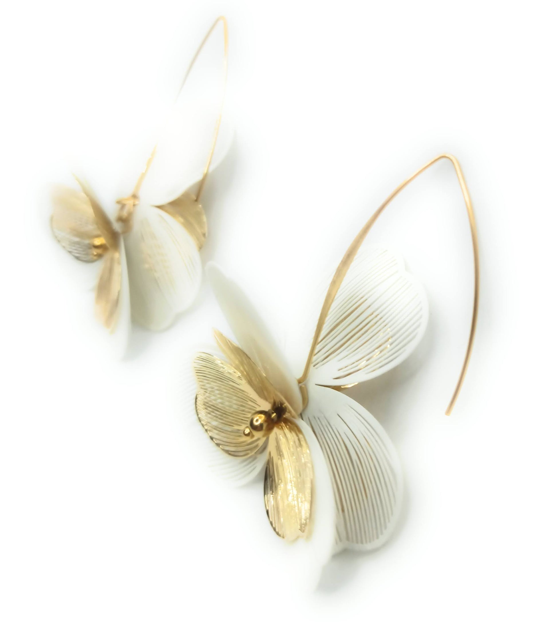 Pendientes largos dorados de acero inoxidable con flor y hojas blancas, estilo luminoso y sofisticado