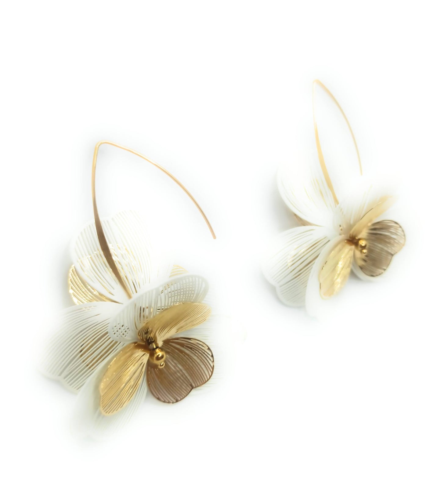 Pendientes largos dorados de acero inoxidable con flor y hojas blancas, estilo luminoso y sofisticado