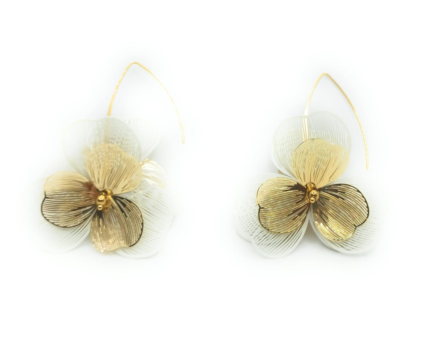 Pendientes largos dorados de acero inoxidable con flor y hojas blancas, estilo luminoso y sofisticado