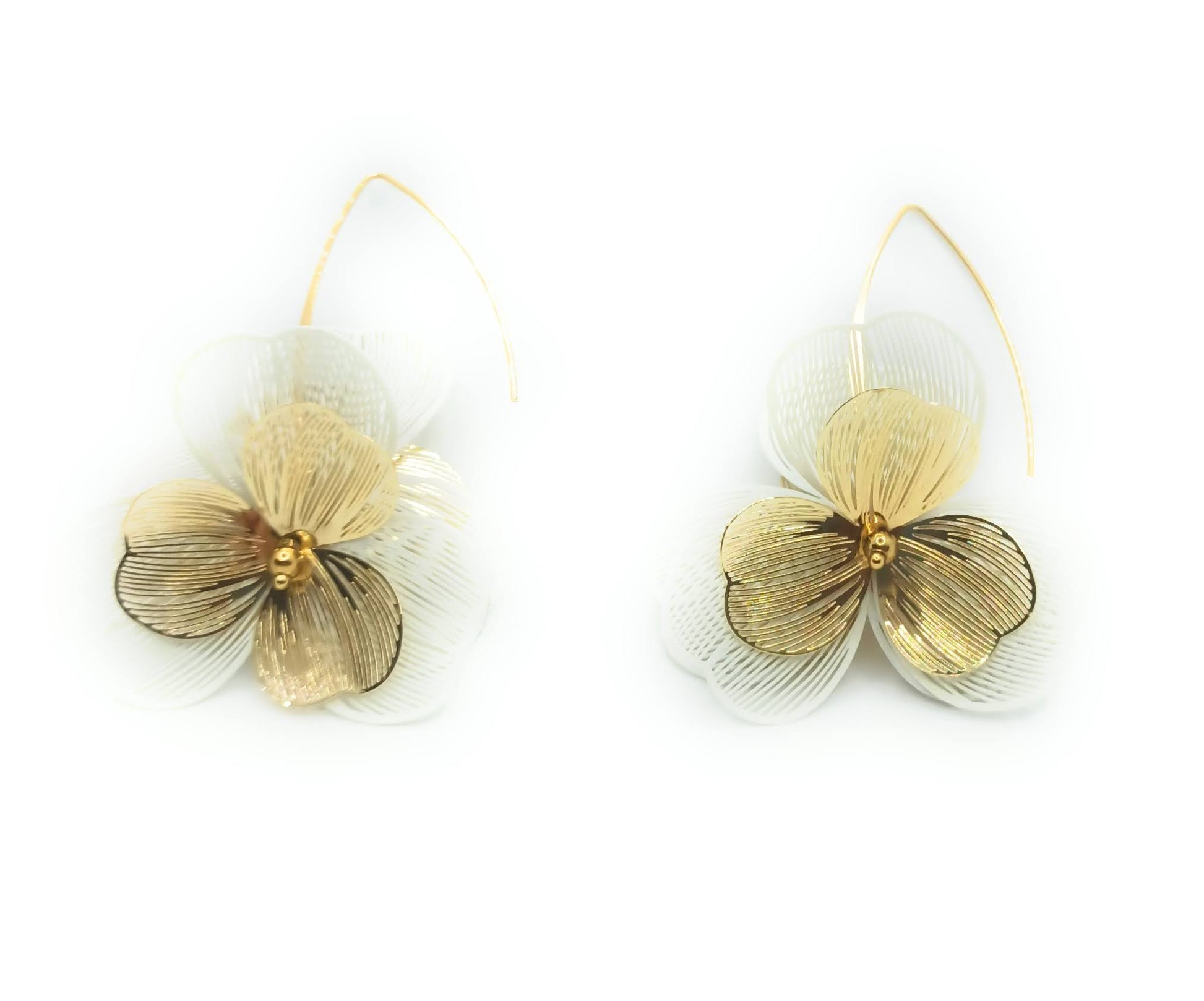 Pendientes largos dorados de acero inoxidable con flor y hojas blancas, estilo luminoso y sofisticado