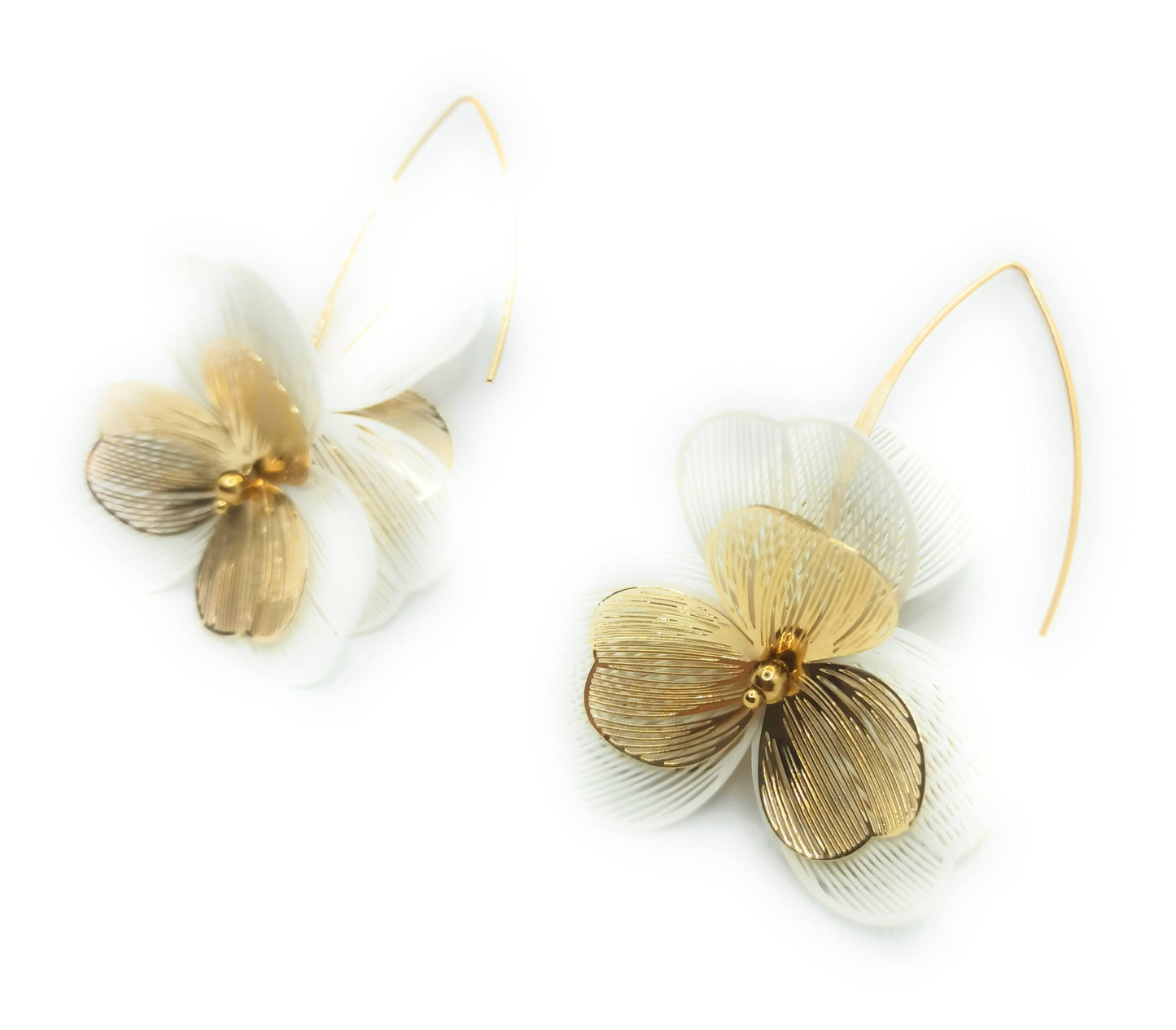 Pendientes largos dorados de acero inoxidable con flor y hojas blancas, estilo luminoso y sofisticado